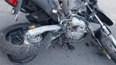 Un motociclista murió y quedó tendido al lado de la parada de colectivo