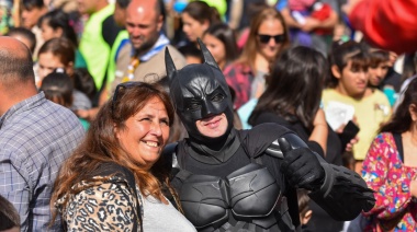 Los festejos del aniversario de Villa Elvira incluyeron reconocimiento al Batman solidario